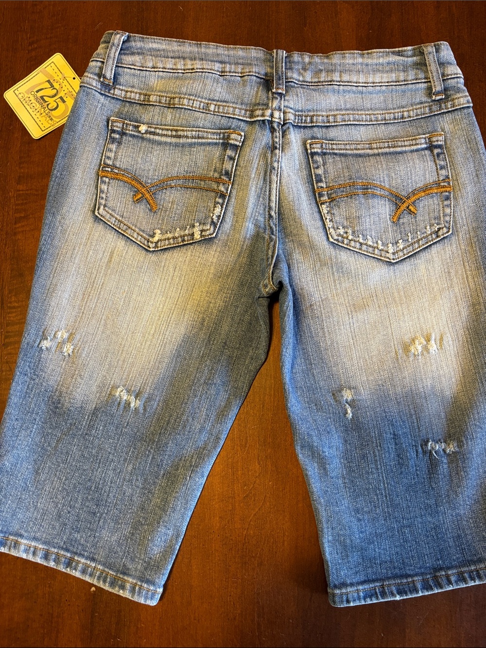 725 ORIGINAL - NWT Light Wash Distressed Size 9 Stretch Denim Shorts (L109)